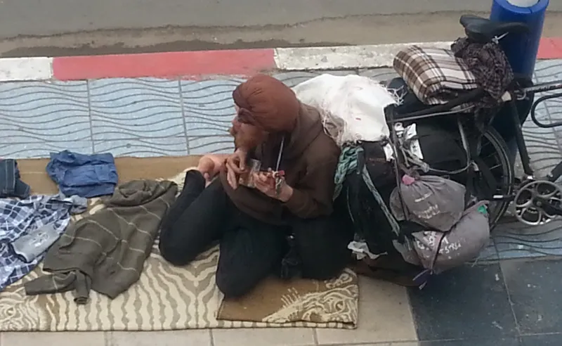 متسول صينى يجمع 1600 دولار شهريا ويرسلها لأبنائه فى الجامعة