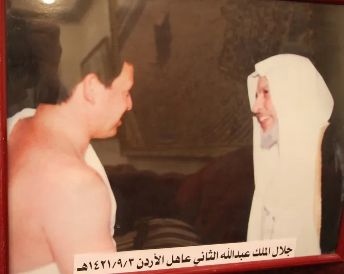 مطوّف الرؤساء والملوك...هذا ما يفعله زعماء العالم امام الكعبة