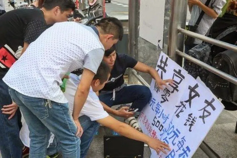 بالصور.. صيني يعرض صديقته للإيجار لشراء «آي فون 6»