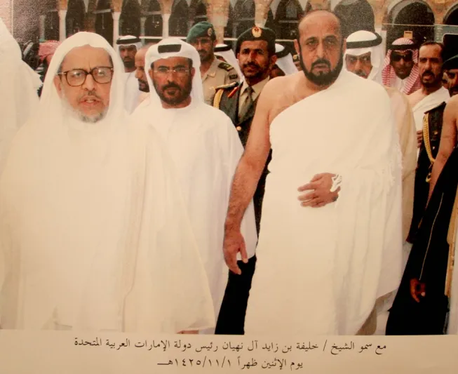 مطوّف الرؤساء والملوك...هذا ما يفعله زعماء العالم امام الكعبة