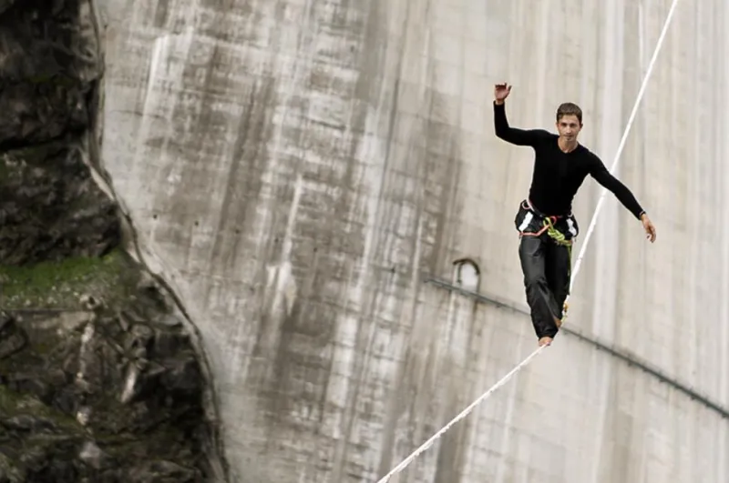 بالفيديو..مغامر يسجل رقماً قياسياً بالسير على حبل بارتفاع 650 قدماً