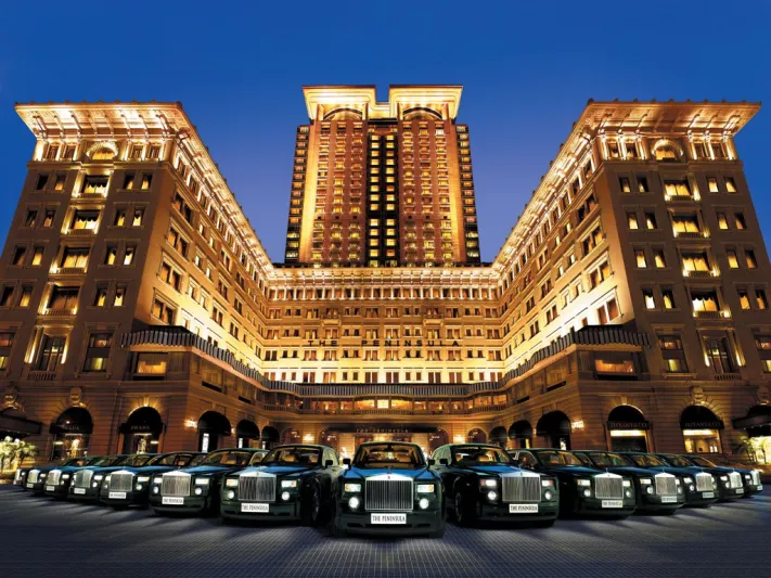 فنادق تدلل نزلائها بطائرات وسيارات فخمة