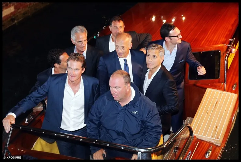 البذلة... رفيقة جورج كلوني في احتفالات زفافه!