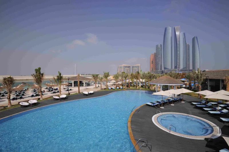 سيارات فاخرة مهجورة في الامارات