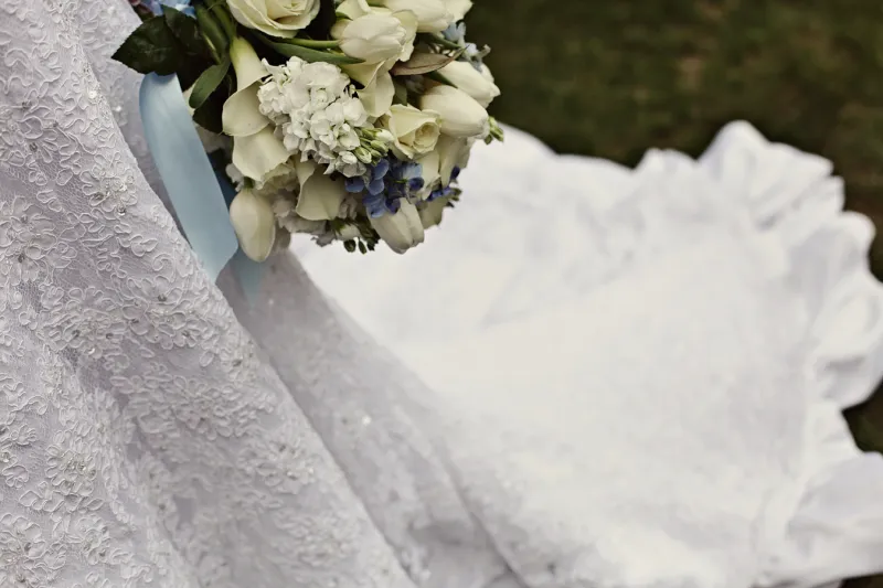 عروس "مقعدة" تفاجئ الضيوف وتسير نحو زوجها