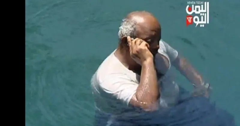 مقطع عجيب لرجل يمني خارق يجلس على الماء!