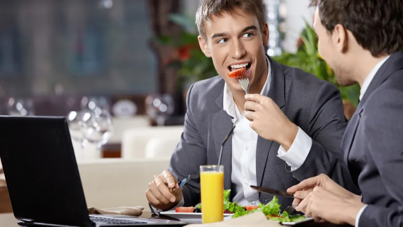 احذر تناول الطعام فوق جهاز الكمبيوتر .. ملايين الجراثيم بانتظارك 