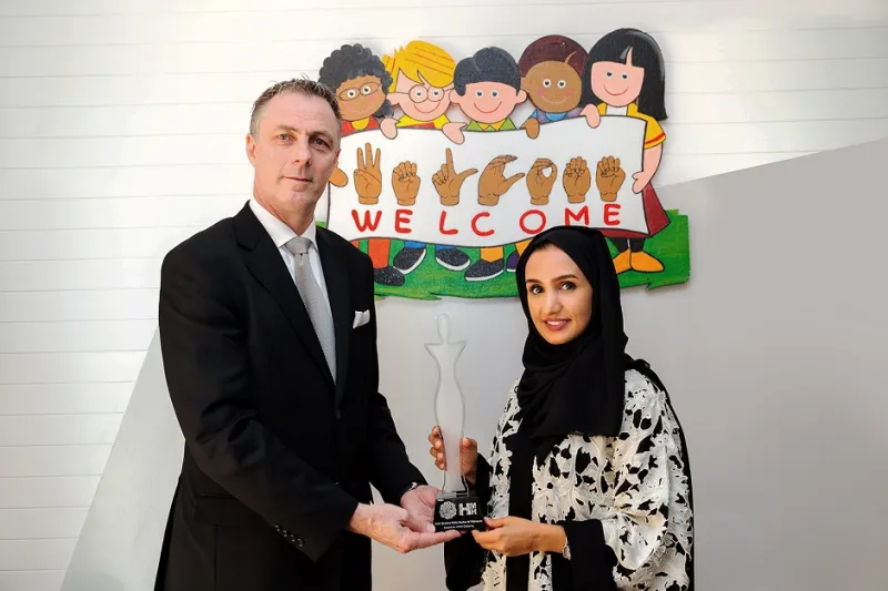 تقديم جائزة الامتياز إلى  السيدة بدور الرقباني، مؤسسة "كلماتي"