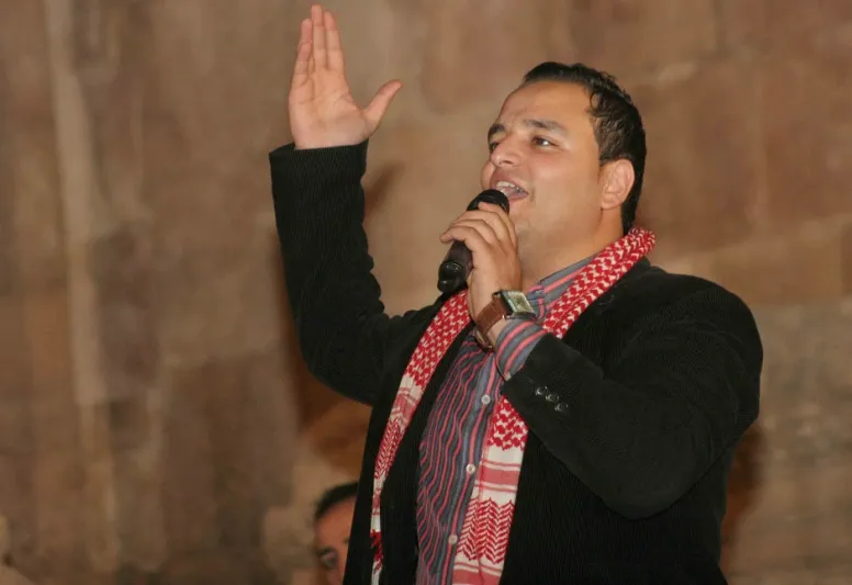 رصاصة طائشة تصيب مغني أردني في فمه خلال أحد الأعراس