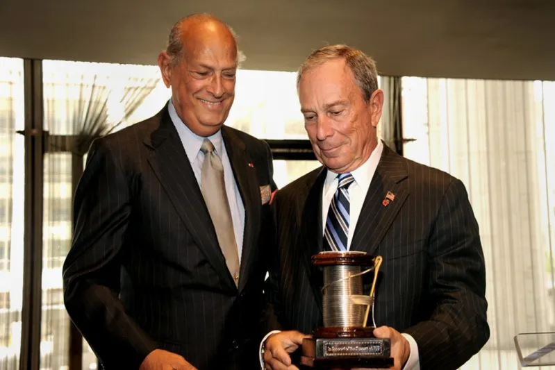 أوسكار دي لا رينتا... العظماء لا يموتون!