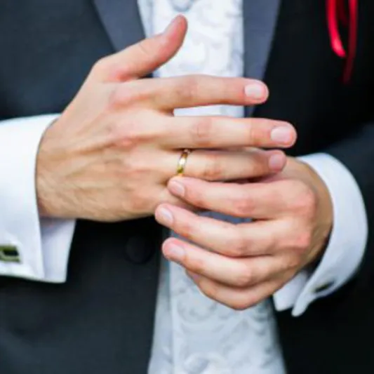 عريس مشلول يسير في حفل زفافه