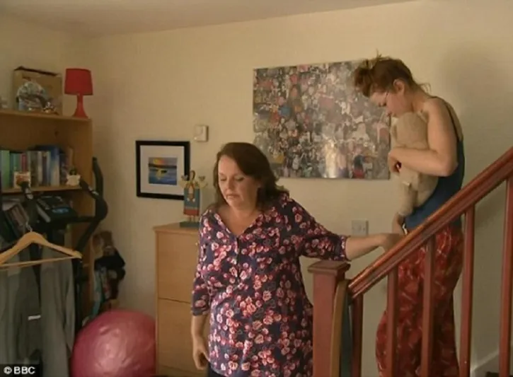 بالفيديو...بريطانية تنام 22 ساعة يومياً