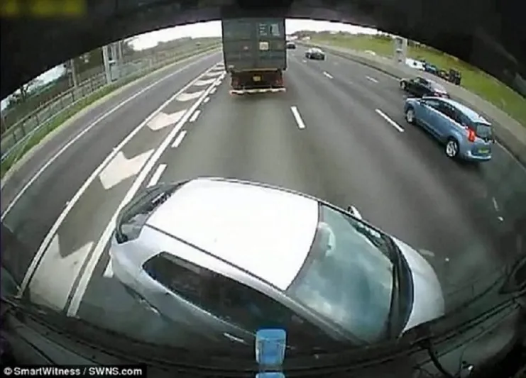 بالفيديو: نجاة سائق بأعجوبة من أغرب حادث مروري