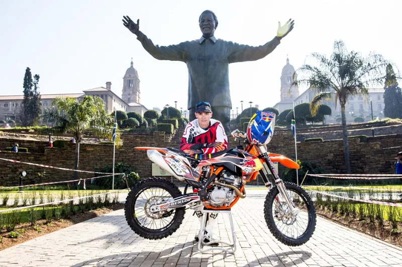 فيديو..مغامرة مدهشة لراكب دراجة يقفز فوق طائرة