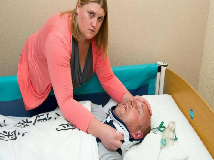 بالصور..دخل في غيبوبة مزيفة لمدة عامين هربا من جريمة احتيال