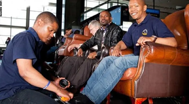 كيف تمكن هذا الرجل من صنع الملايين بتلميع الأحذية؟