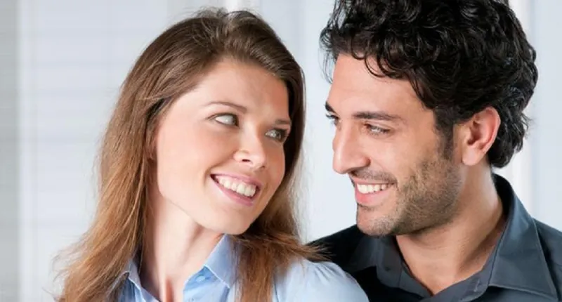 6 أشياء يلاحظها الرجل في المرأة عندما يراها للمرة الأولى