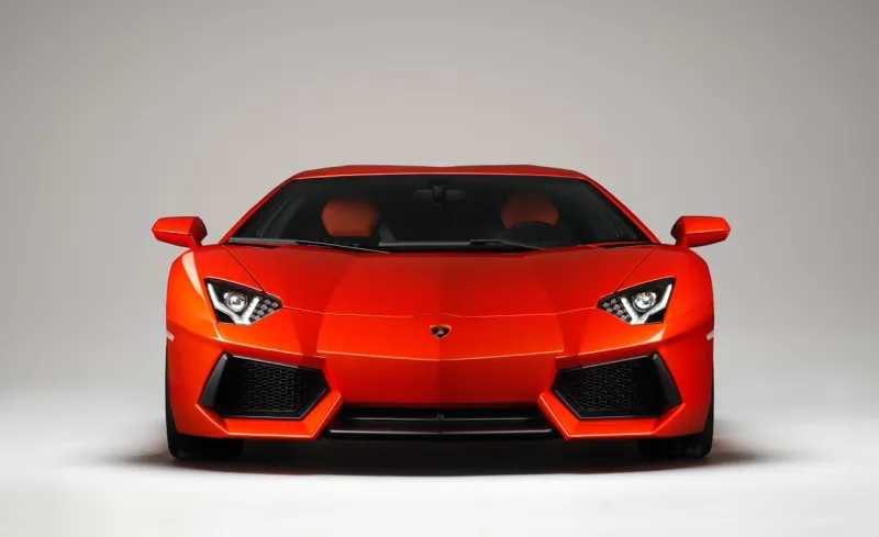 بالصور...يهدى صديقتة لامبورجينى أفينتادور فور استلامها رخصة القيادة