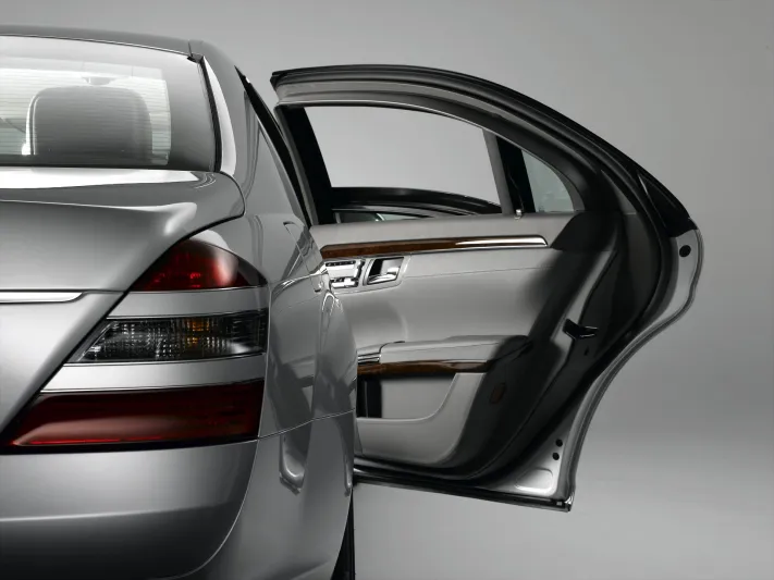 بالفيديو: المدير التنفيذي لشركة تصفيح سيارات يتحدي الموت دون خوف