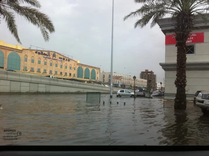 بالفيديو: هكذا قرر شاب سعودي حماية سيارته من الغرق