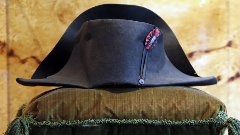 كوري يشتري قبعة نابليون بمليوني دولار