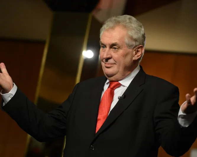 بالفيديو... طلاب يقذفون رئيس التشيك بالبيض والطماطم