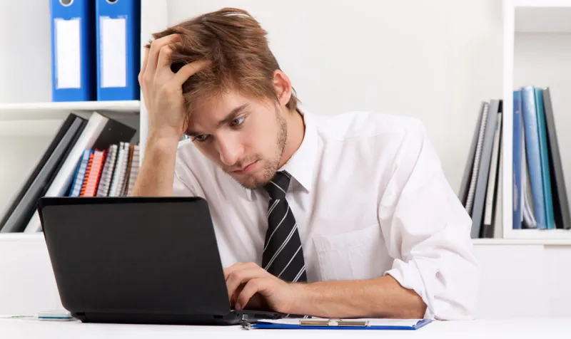 ستة أمراض يسببها الجلوس الطويل أمام الكمبيوتر