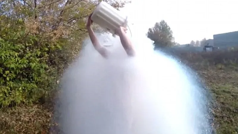 فيديو...روسي يخوض تحدي دلو الثلج بـ “النتروجين السائل”