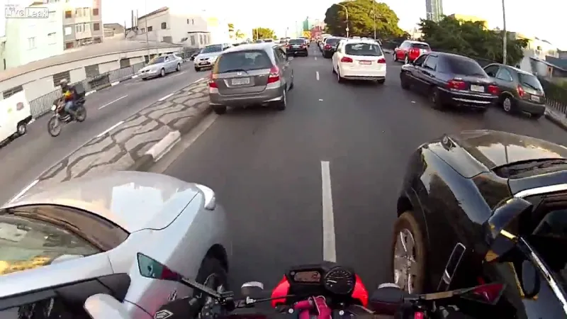 شاهد: سائق غاضب يدهس أحد المشاة لأنه عبر الشارع ببطء