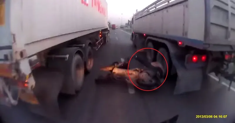 فيديو...سائق دراجة نارية ينجو من حادث كاد يودي بحياته