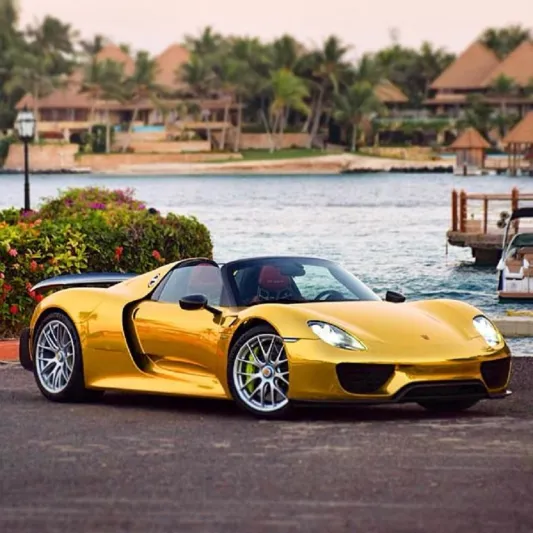 سيارة بورشة من الذهب في دبي