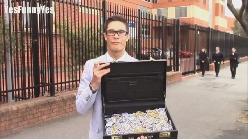 فيديو...مقلب شراء سيارة فيراري بنقود بنك الحظ