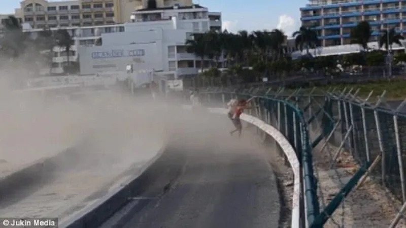 فيديو : فتاة تختبر قوتها ضد محرك طائرة فطارت   