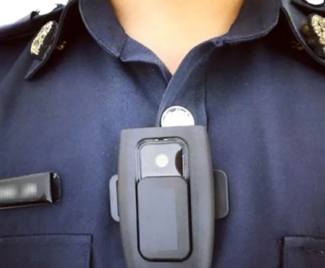 كاميرا على قميص الشرطة الأمريكية لتجنب الاحتجاجات