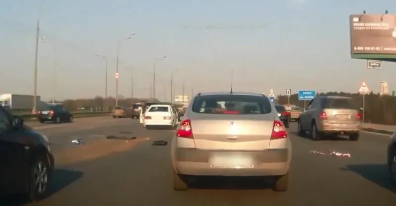 بالفيديو...سيارة تنفجر على الطريق