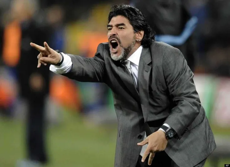 صورة لـ مارادونا يأكل المندي بنهم وبكلتا يديه