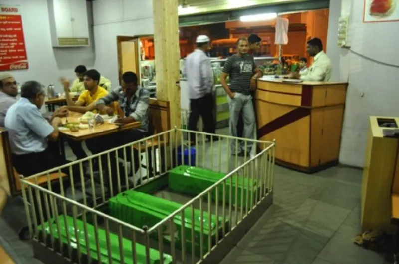 بالفيديو..خدمتان في مطعم واحد: زيارة موتى ووجبات شهية