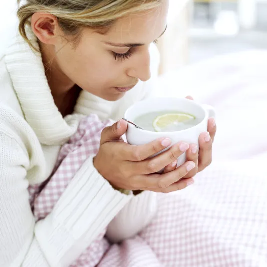 لماذا تشعر المرأة بالبرد أكثر من الرجل؟