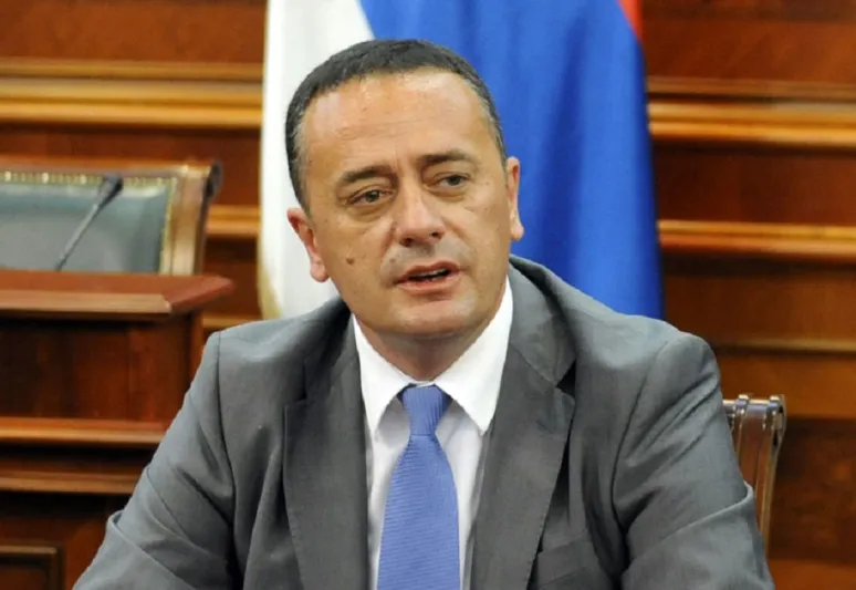 بالفيديو.. وزير يتعرض لضربة بكرة ثلجية خلال حديث تلفزيوني