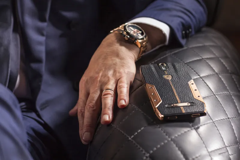 لمحبي "لامبرغيني" هاتف ذكي!