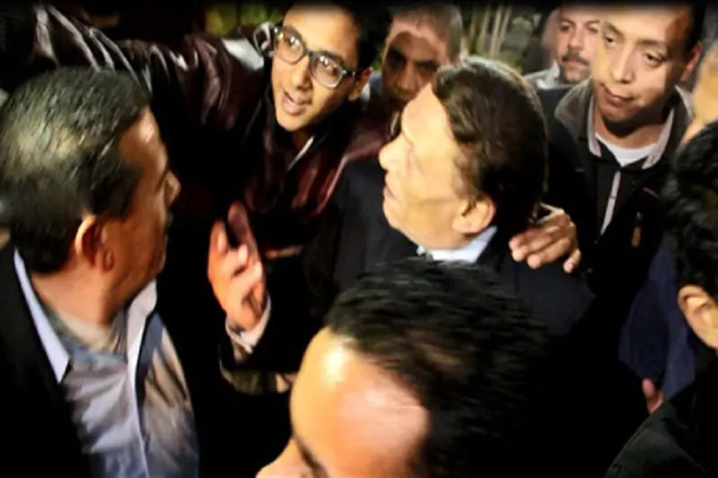 بالفيديو..معجب أراد التقاط سيلفي مع عادل إمام في جنازة