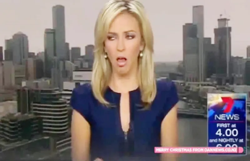 بالفيديو.. مذيعة تتعرض لموقف محرج على الهواء