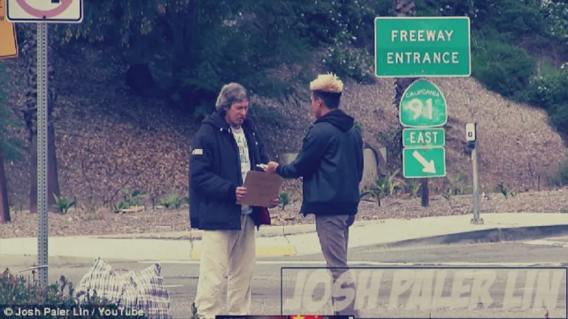 شاهد: ماذا فعل متسول بـ 100 دولار تلقاها كـ«صدقة»؟