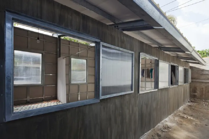 بالصور..منزل بسيط للفقراء يمكن تركيبه في 3 ساعات فقط