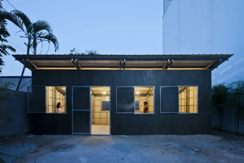 بالصور..منزل بسيط للفقراء يمكن تركيبه في 3 ساعات فقط