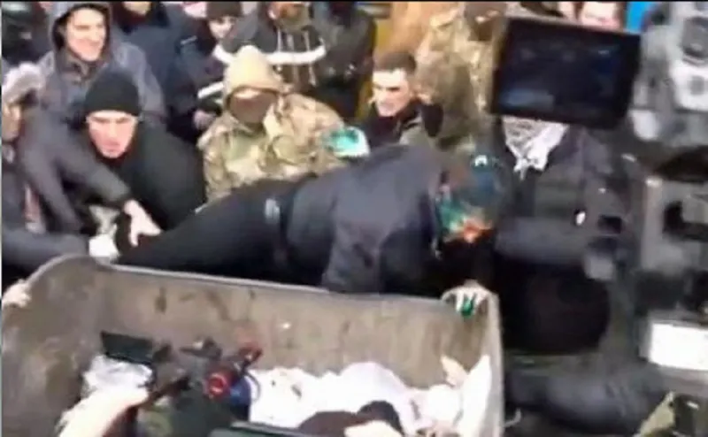 فيديو: سياسي موال لروسيا يرمى في المزبلة أمام الشرطة!