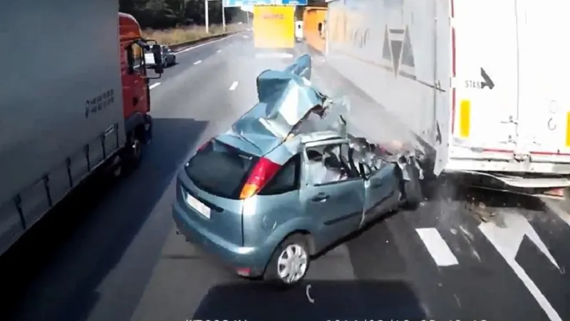 فيديو : فتاة تنجو بأعجوبة بعد اصطدام سيارتها بشاحنتين كبيرتين