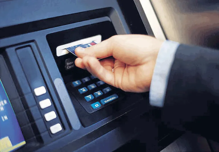 بالفيديو: صراف آلي ينفجر في وجه لص