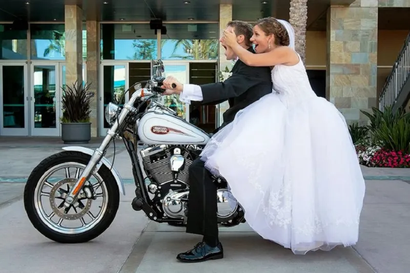 بالفيديو عروس في سباق دراجات يوم زفافها