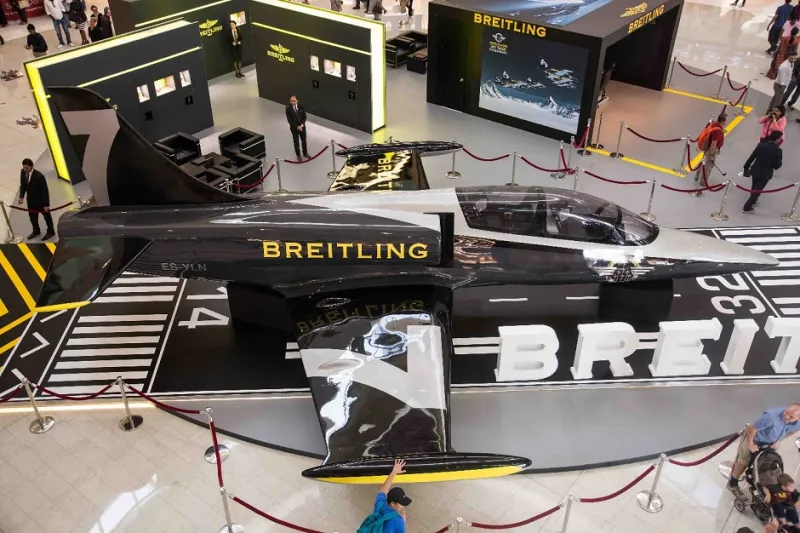 بالصور: طائرة برايتلنغ تهبط في دبي مول